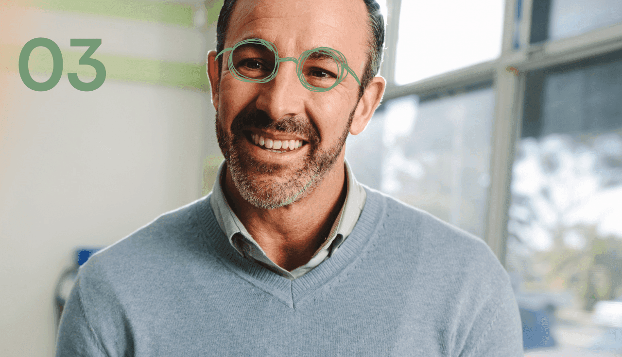 Mann lächelt zur Seite