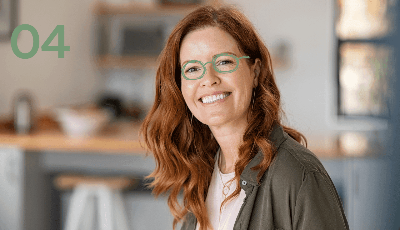 Frau lächelt in die Kamera