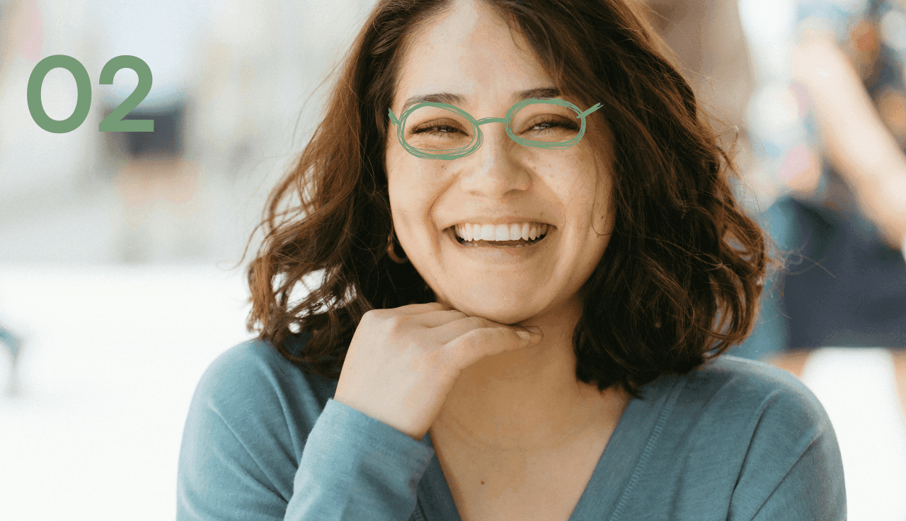 Frau lächelt in die Kamera